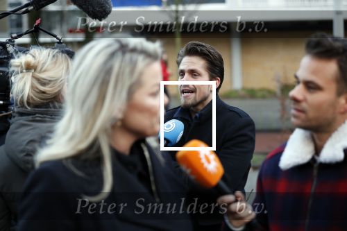 Amsterdam 12 december 2019
Bridget Maasland heeft rechtszaak aangespannen tegen weekblad Prive/ de telegraaf ivm een artikel daarin. Peter R de Vries en zijn zoon Royce zijn aanwezig aangezien Royce de advocaat van Bridget is.
Aran Bade intervieuwt Bridget Maasland