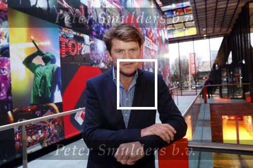 Hilversum 9 december 2019
Bekendmaking omroepman van nhet jaar 2019
DE winnaar van vorig jaar Beau v Erven Dorens reikt de prijs uit aan Jeroen Pauw die dit jaar gewonnen heeft.