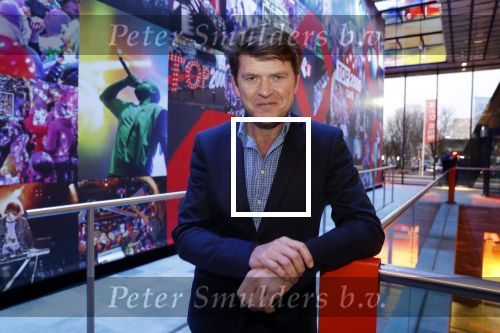 Hilversum 9 december 2019
Bekendmaking omroepman van nhet jaar 2019
DE winnaar van vorig jaar Beau v Erven Dorens reikt de prijs uit aan Jeroen Pauw die dit jaar gewonnen heeft.
