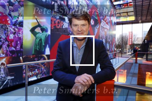 Hilversum 9 december 2019
Bekendmaking omroepman van nhet jaar 2019
DE winnaar van vorig jaar Beau v Erven Dorens reikt de prijs uit aan Jeroen Pauw die dit jaar gewonnen heeft.