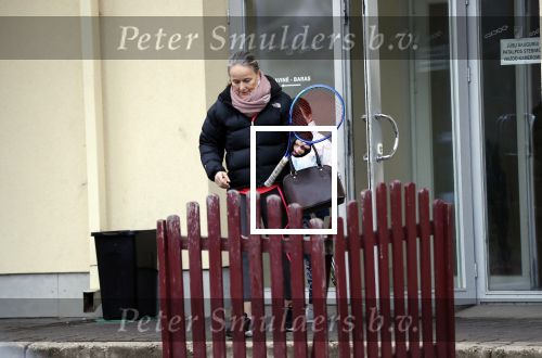 Vilnius 7 december 2019
Bonnie Horbach gaat met haar dochter tennissen. Bonnie is de Nederlandse ambassadeur in Vilnius in Litouwen . Je hebt daar de ambassade en Bonnie woont in een groot huis in het park van Vilnius.