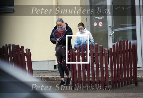 Vilnius 7 december 2019
Bonnie Horbach gaat met haar dochter tennissen. Bonnie is de Nederlandse ambassadeur in Vilnius in Litouwen . Je hebt daar de ambassade en Bonnie woont in een groot huis in het park van Vilnius.