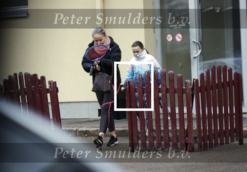 Vilnius 7 december 2019
Bonnie Horbach gaat met haar dochter tennissen. Bonnie is de Nederlandse ambassadeur in Vilnius in Litouwen . Je hebt daar de ambassade en Bonnie woont in een groot huis in het park van Vilnius.