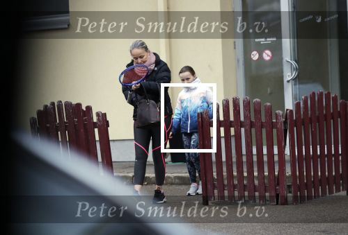 Vilnius 7 december 2019
Bonnie Horbach gaat met haar dochter tennissen. Bonnie is de Nederlandse ambassadeur in Vilnius in Litouwen . Je hebt daar de ambassade en Bonnie woont in een groot huis in het park van Vilnius.