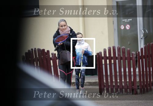 Vilnius 7 december 2019
Bonnie Horbach gaat met haar dochter tennissen. Bonnie is de Nederlandse ambassadeur in Vilnius in Litouwen . Je hebt daar de ambassade en Bonnie woont in een groot huis in het park van Vilnius.