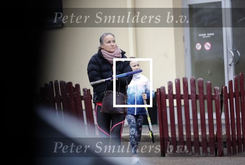 Vilnius 7 december 2019
Bonnie Horbach gaat met haar dochter tennissen. Bonnie is de Nederlandse ambassadeur in Vilnius in Litouwen . Je hebt daar de ambassade en Bonnie woont in een groot huis in het park van Vilnius.