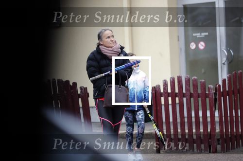 Vilnius 7 december 2019
Bonnie Horbach gaat met haar dochter tennissen. Bonnie is de Nederlandse ambassadeur in Vilnius in Litouwen . Je hebt daar de ambassade en Bonnie woont in een groot huis in het park van Vilnius.