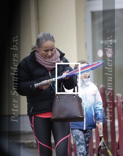 Vilnius 7 december 2019
Bonnie Horbach gaat met haar dochter tennissen. Bonnie is de Nederlandse ambassadeur in Vilnius in Litouwen . Je hebt daar de ambassade en Bonnie woont in een groot huis in het park van Vilnius.