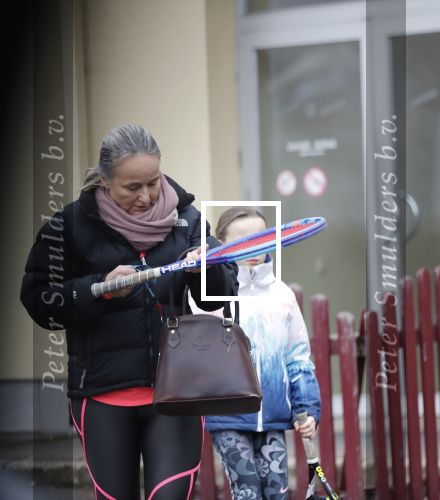 Vilnius 7 december 2019
Bonnie Horbach gaat met haar dochter tennissen. Bonnie is de Nederlandse ambassadeur in Vilnius in Litouwen . Je hebt daar de ambassade en Bonnie woont in een groot huis in het park van Vilnius.