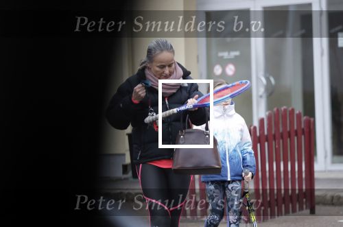 Vilnius 7 december 2019
Bonnie Horbach gaat met haar dochter tennissen. Bonnie is de Nederlandse ambassadeur in Vilnius in Litouwen . Je hebt daar de ambassade en Bonnie woont in een groot huis in het park van Vilnius.