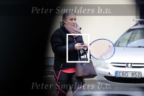 Vilnius 7 december 2019
Bonnie Horbach gaat met haar dochter tennissen. Bonnie is de Nederlandse ambassadeur in Vilnius in Litouwen . Je hebt daar de ambassade en Bonnie woont in een groot huis in het park van Vilnius.