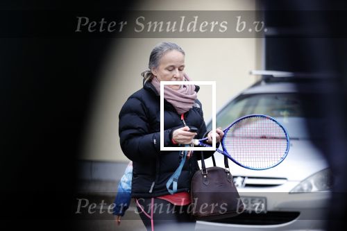 Vilnius 7 december 2019
Bonnie Horbach gaat met haar dochter tennissen. Bonnie is de Nederlandse ambassadeur in Vilnius in Litouwen . Je hebt daar de ambassade en Bonnie woont in een groot huis in het park van Vilnius.