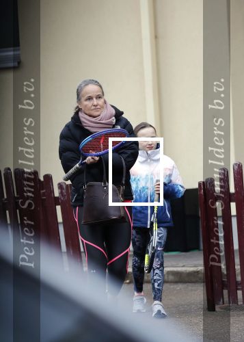 Vilnius 7 december 2019
Bonnie Horbach gaat met haar dochter tennissen. Bonnie is de Nederlandse ambassadeur in Vilnius in Litouwen . Je hebt daar de ambassade en Bonnie woont in een groot huis in het park van Vilnius.