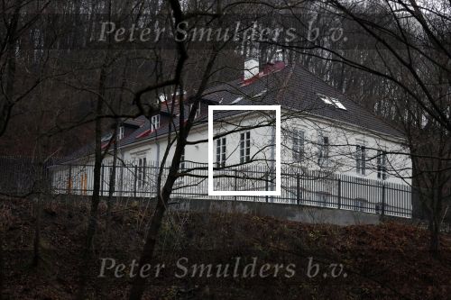 Vilnius 7 december 2019
Bonnie Horbach gaat met haar dochter tennissen. Bonnie is de Nederlandse ambassadeur in Vilnius in Litouwen . Je hebt daar de ambassade en Bonnie woont in een groot huis in het park van Vilnius.