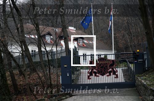 Vilnius 7 december 2019
Bonnie Horbach gaat met haar dochter tennissen. Bonnie is de Nederlandse ambassadeur in Vilnius in Litouwen . Je hebt daar de ambassade en Bonnie woont in een groot huis in het park van Vilnius.
