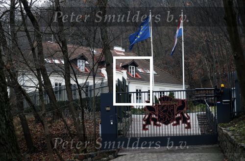 Vilnius 7 december 2019
Bonnie Horbach gaat met haar dochter tennissen. Bonnie is de Nederlandse ambassadeur in Vilnius in Litouwen . Je hebt daar de ambassade en Bonnie woont in een groot huis in het park van Vilnius.