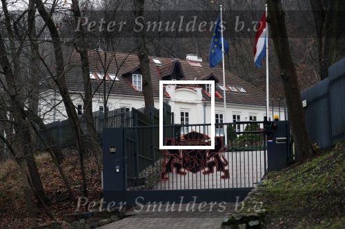 Vilnius 7 december 2019
Bonnie Horbach gaat met haar dochter tennissen. Bonnie is de Nederlandse ambassadeur in Vilnius in Litouwen . Je hebt daar de ambassade en Bonnie woont in een groot huis in het park van Vilnius.