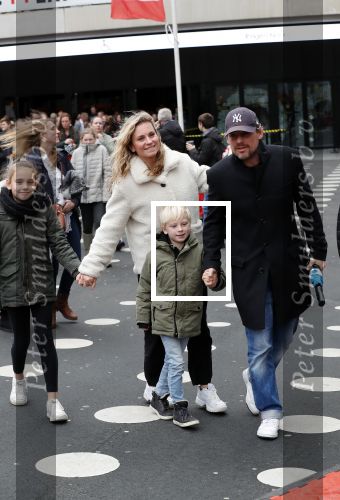 Amsterdam 21 december 2019
Cas jansen en Annelieke Bouwers met hun 2 kinderen