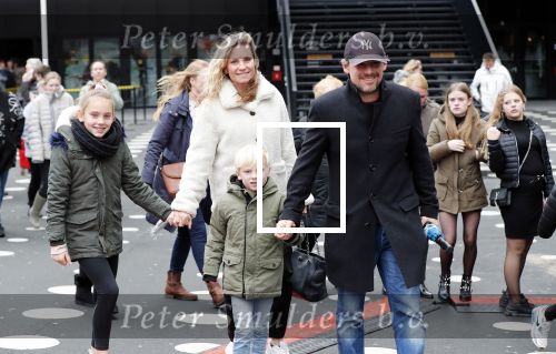 Amsterdam 21 december 2019
Cas jansen en Annelieke Bouwers met hun 2 kinderen