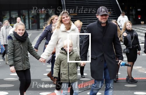 Amsterdam 21 december 2019
Cas jansen en Annelieke Bouwers met hun 2 kinderen