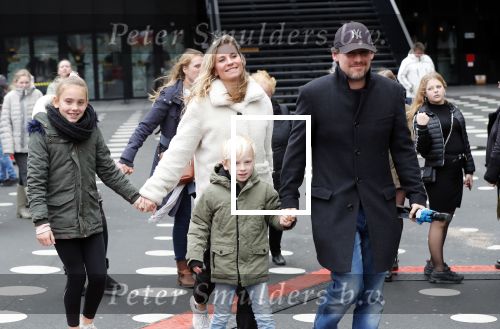 Amsterdam 21 december 2019
Cas jansen en Annelieke Bouwers met hun 2 kinderen