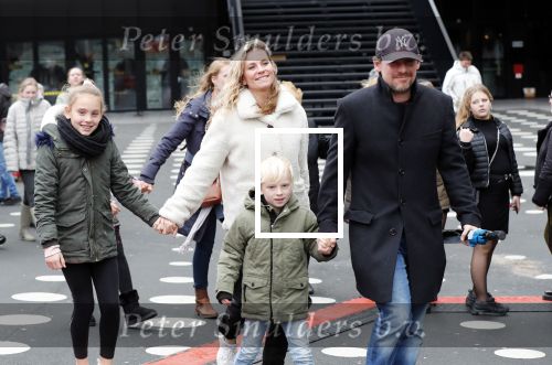 Amsterdam 21 december 2019
Cas jansen en Annelieke Bouwers met hun 2 kinderen