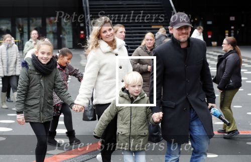 Amsterdam 21 december 2019
Cas jansen en Annelieke Bouwers met hun 2 kinderen