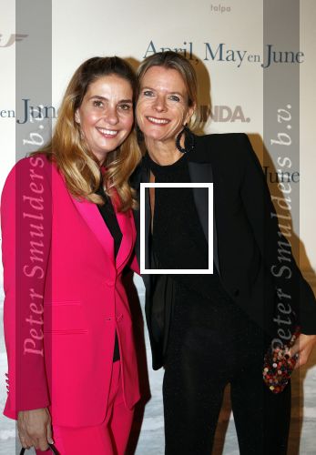 Amsterdam 16 december 2019
Premiere April may June in het deLamar theater met oa in de hoofdrollen Linda de Mol Elise Schaap en Tjitske Reidinga. danie v d Boom met een vriendin