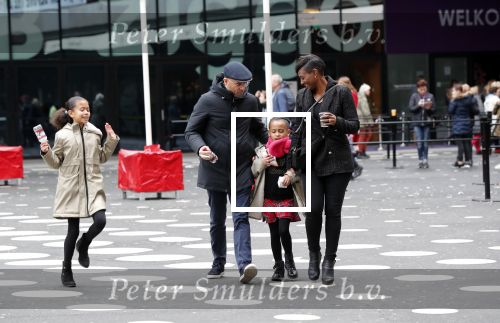 Amsterdam 21 december 2019
Edsilia Rombley en haar man Tjeerd Oosterhuis met hun dochters