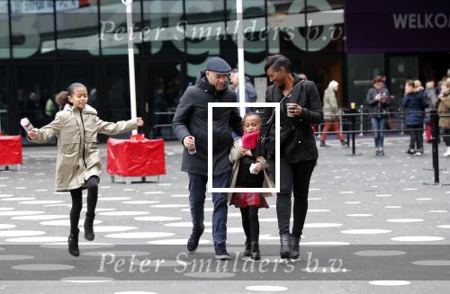 Amsterdam 21 december 2019
Edsilia Rombley en haar man Tjeerd Oosterhuis met hun dochters