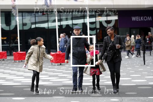 Amsterdam 21 december 2019
Edsilia Rombley en haar man Tjeerd Oosterhuis met hun dochters