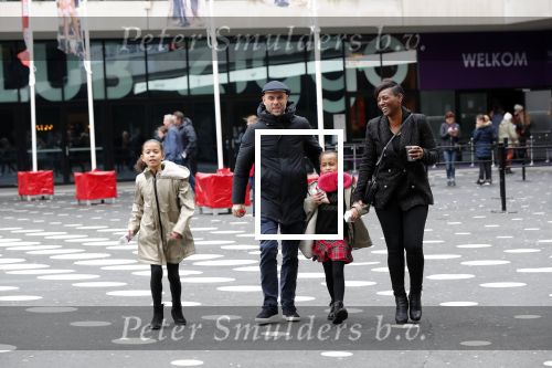 Amsterdam 21 december 2019
Edsilia Rombley en haar man Tjeerd Oosterhuis met hun dochters