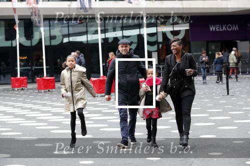 Amsterdam 21 december 2019
Edsilia Rombley en haar man Tjeerd Oosterhuis met hun dochters