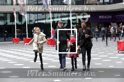 Amsterdam 21 december 2019
Edsilia Rombley en haar man Tjeerd Oosterhuis met hun dochters
