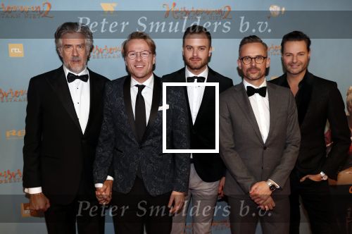 Amsterdam 9 december 2019
Premiere huisvrouwen bestaan niet deel II in tuschinski. Leopold Witte Jim Bakkum Patrick Martens Fred v Leer en Leo Alkemade