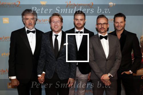 Amsterdam 9 december 2019
Premiere huisvrouwen bestaan niet deel II in tuschinski. Leopold Witte Jim Bakkum Patrick Martens Fred v Leer en Leo Alkemade