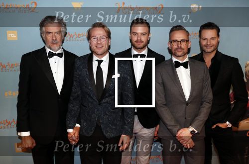Amsterdam 9 december 2019
Premiere huisvrouwen bestaan niet deel II in tuschinski. Leopold Witte Jim Bakkum Patrick Martens Fred v Leer en Leo Alkemade