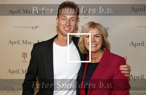 Amsterdam 16 december 2019
Premiere April may June in het deLamar theater met oa in de hoofdrollen Linda de Mol Elise Schaap en Tjitske Reidinga. Irene Moors kwam met een goede vriend