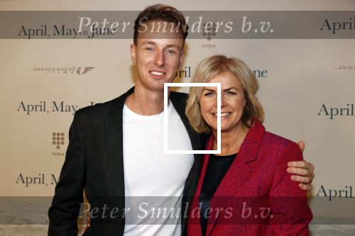 Amsterdam 16 december 2019
Premiere April may June in het deLamar theater met oa in de hoofdrollen Linda de Mol Elise Schaap en Tjitske Reidinga. Irene Moors kwam met een goede vriend