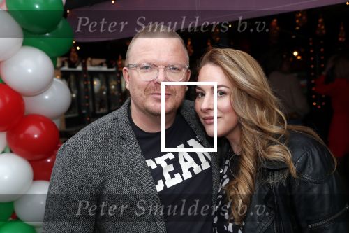 Bergen 13 december 2019
Sonja Bakker reikt haar eerste boek uit aan haar vader. De presentatie vond plaats bij Wonders . Jan Rook kwam met zijn vriendin