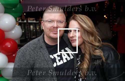Bergen 13 december 2019
Sonja Bakker reikt haar eerste boek uit aan haar vader. De presentatie vond plaats bij Wonders . Jan Rook kwam met zijn vriendin