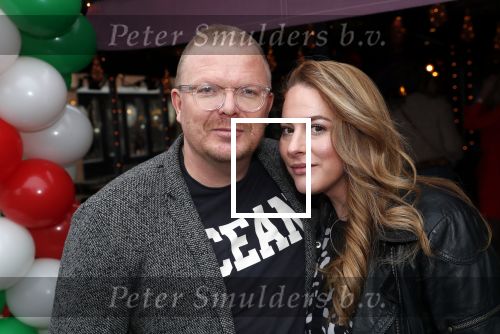 Bergen 13 december 2019
Sonja Bakker reikt haar eerste boek uit aan haar vader. De presentatie vond plaats bij Wonders . Jan Rook kwam met zijn vriendin
