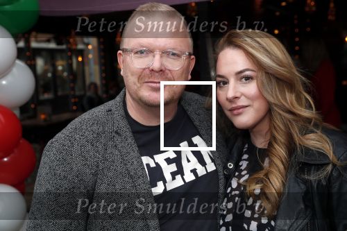 Bergen 13 december 2019
Sonja Bakker reikt haar eerste boek uit aan haar vader. De presentatie vond plaats bij Wonders . Jan Rook kwam met zijn vriendin