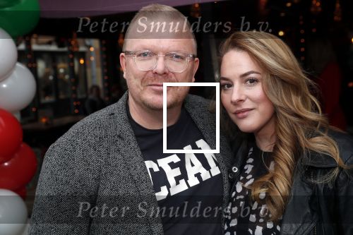 Bergen 13 december 2019
Sonja Bakker reikt haar eerste boek uit aan haar vader. De presentatie vond plaats bij Wonders . Jan Rook kwam met zijn vriendin