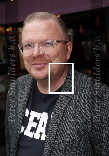 Bergen 13 december 2019
Sonja Bakker reikt haar eerste boek uit aan haar vader. De presentatie vond plaats bij Wonders . Jan Rook kwam met zijn vriendin