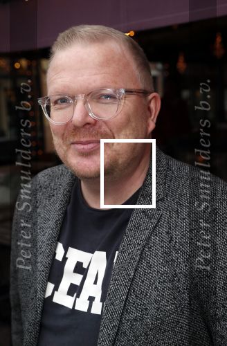 Bergen 13 december 2019
Sonja Bakker reikt haar eerste boek uit aan haar vader. De presentatie vond plaats bij Wonders . Jan Rook kwam met zijn vriendin