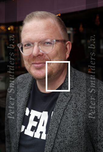 Bergen 13 december 2019
Sonja Bakker reikt haar eerste boek uit aan haar vader. De presentatie vond plaats bij Wonders . Jan Rook kwam met zijn vriendin