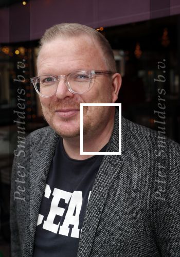 Bergen 13 december 2019
Sonja Bakker reikt haar eerste boek uit aan haar vader. De presentatie vond plaats bij Wonders . Jan Rook kwam met zijn vriendin
