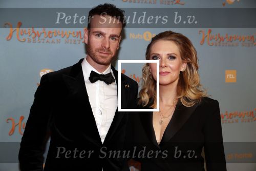 Amsterdam 9 december 2019
Premiere huisvrouwen bestaan niet deel II in tuschinski.
Jelka v Houten kwam met vriend Henri v Loon