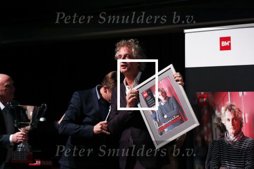 Hilversum 9 december 2019
Bekendmaking omroepman van nhet jaar 2019
DE winnaar van vorig jaar Beau v Erven Dorens reikt de prijs uit aan Jeroen Pauw die dit jaar gewonnen heeft.